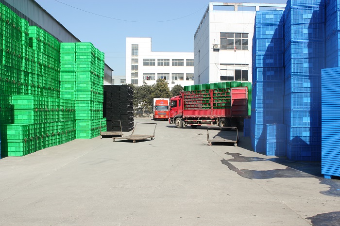 2016年林輝塑業(yè)門口排隊(duì)等待發(fā)貨的大貨車 2016年林輝塑業(yè)門口排隊(duì)等待發(fā)貨的大貨車