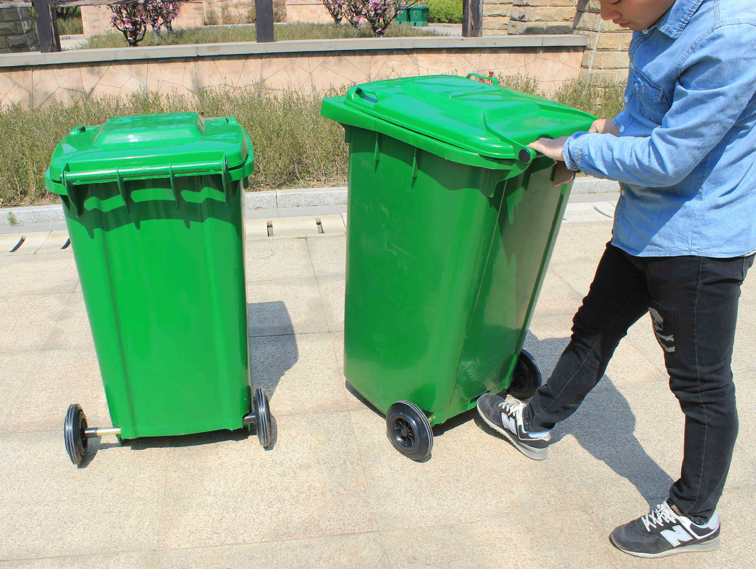 塑料環(huán)保垃圾桶使用現(xiàn)場(chǎng)圖.jpg 塑料環(huán)保垃圾桶使用現(xiàn)場(chǎng)圖.jpg