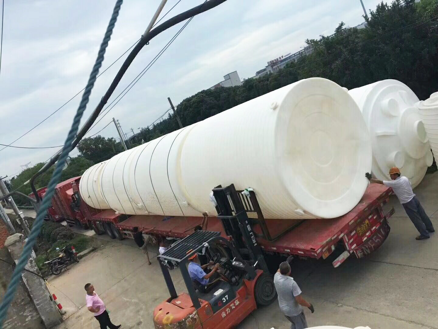 林輝塑業(yè)塑料儲罐裝貨現(xiàn)場.jpg 林輝塑業(yè)塑料儲罐裝貨現(xiàn)場.jpg