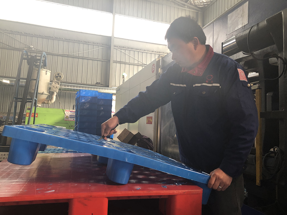 九腳塑料托盤生產(chǎn)價(jià)格 九腳塑料托盤生產(chǎn)價(jià)格