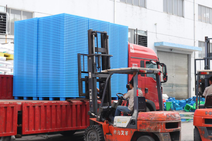 塑料托盤(pán)廠家裝車(chē)發(fā)貨 塑料托盤(pán)廠家裝車(chē)發(fā)貨