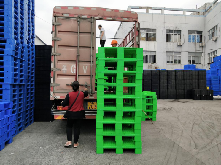 塑料托盤廠家裝車發(fā)貨 塑料托盤廠家裝車發(fā)貨