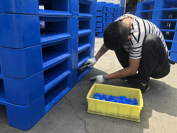 林輝塑業(yè)師傅在加工 林輝塑業(yè)師傅在加工