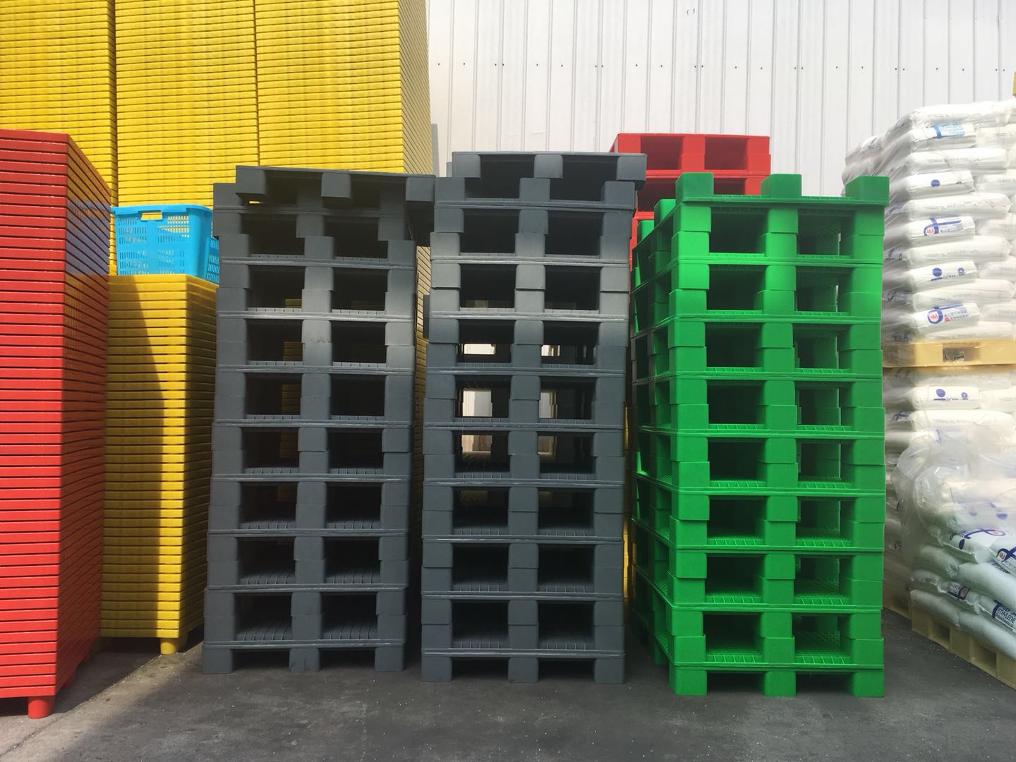 多彩的塑料托盤兄弟們，這些照片很靚！