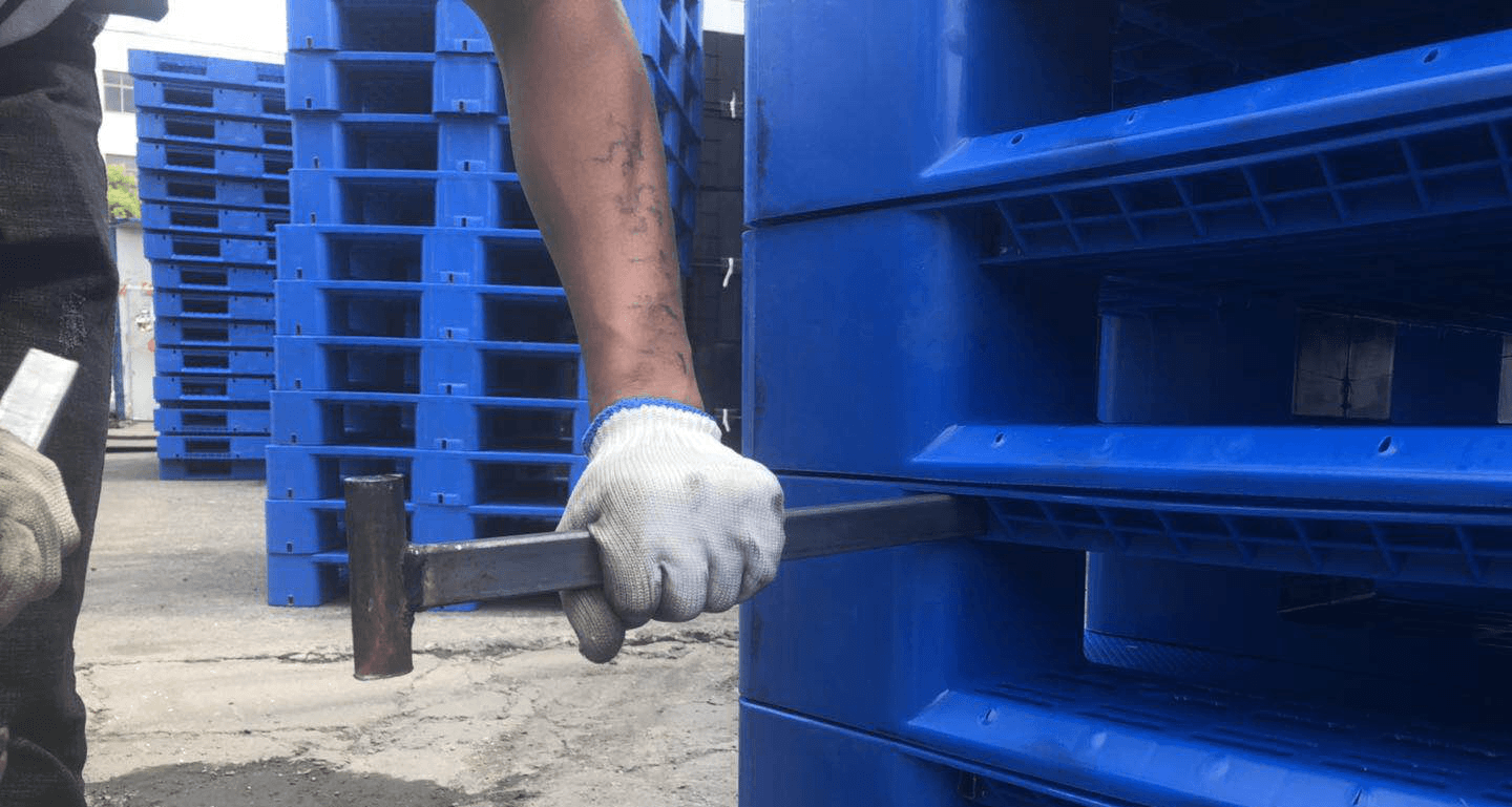 承重有要求，價(jià)格加一點(diǎn)也要給塑料托盤加鋼管