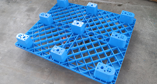 林輝塑料托盤廠家--梅雨季節(jié)該如何選擇塑料托盤？