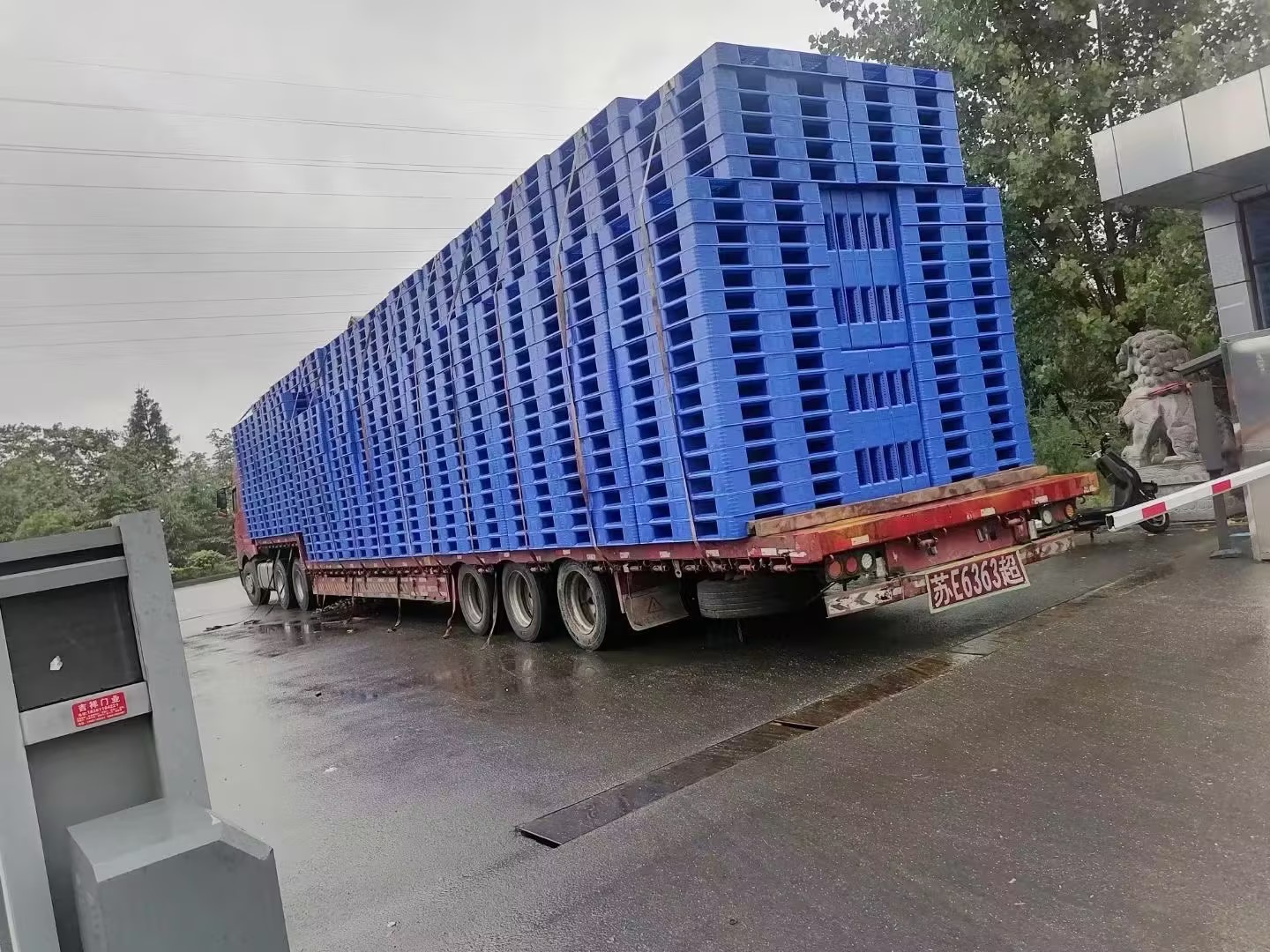 2025全國傳統(tǒng)工業(yè)電商物流塑料托盤：產業(yè)鏈融合下的標準化、智能化與綠色革命